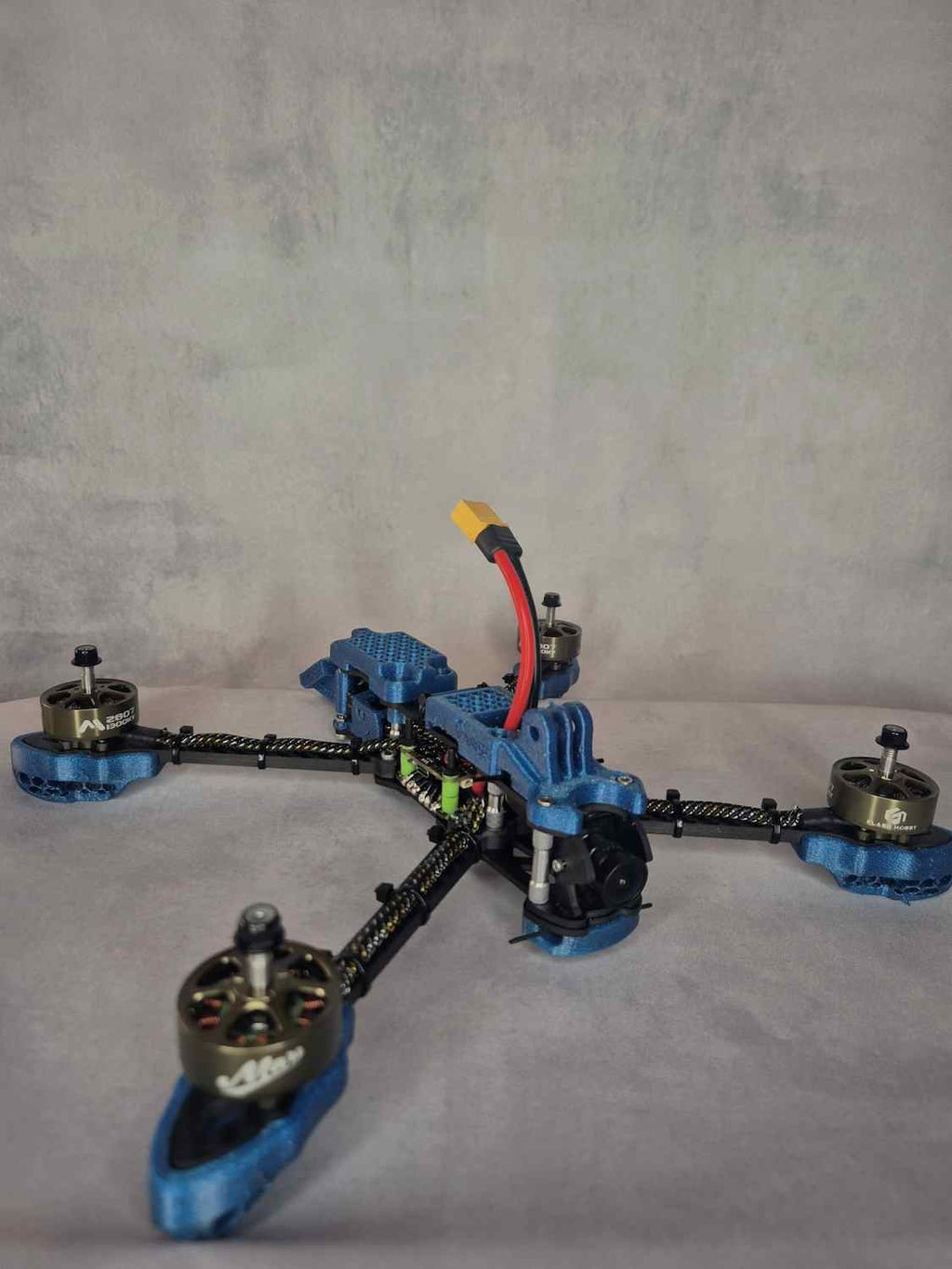 diy fpv race drone on a gray background strigoi-7 front angle